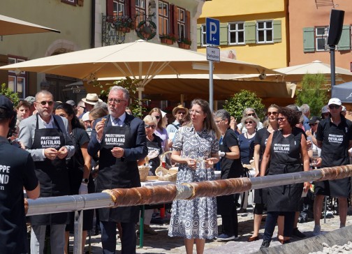 Dr. Fabritius genießt ein Stück vom weltgrößten Striezel